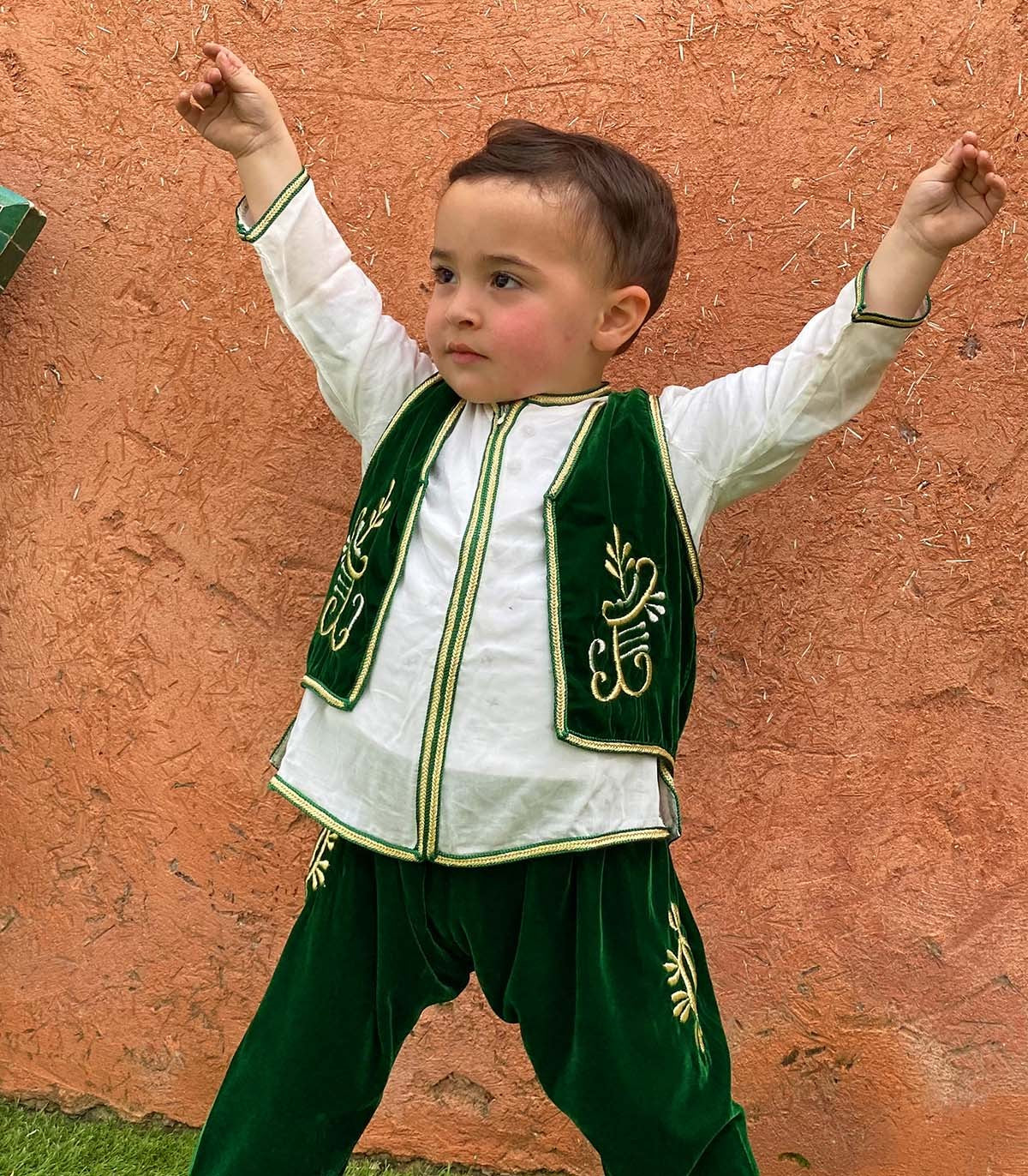 Jabador garçon en velours vert avec broderies dorées Prince Émeraude | Ô p'tit beldi
